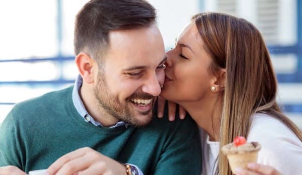 8 façons de rendre un homme plus heureux dans une relation