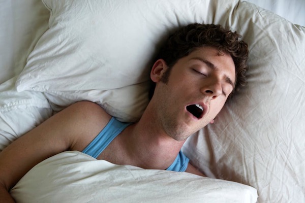 Baver pendant le sommeil : causes et traitements possibles