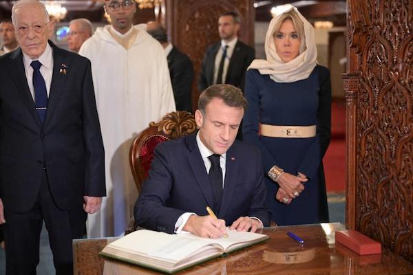 Brigitte Macron envoilée lors d'une visite d'État : les photos suscitent des réactions