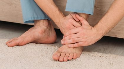Quelle maladie provoque un gonflement, des démangeaisons et des brûlures des pieds ?