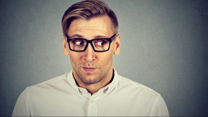 La raison pour laquelle un homme évite le contact visuel avec une femme