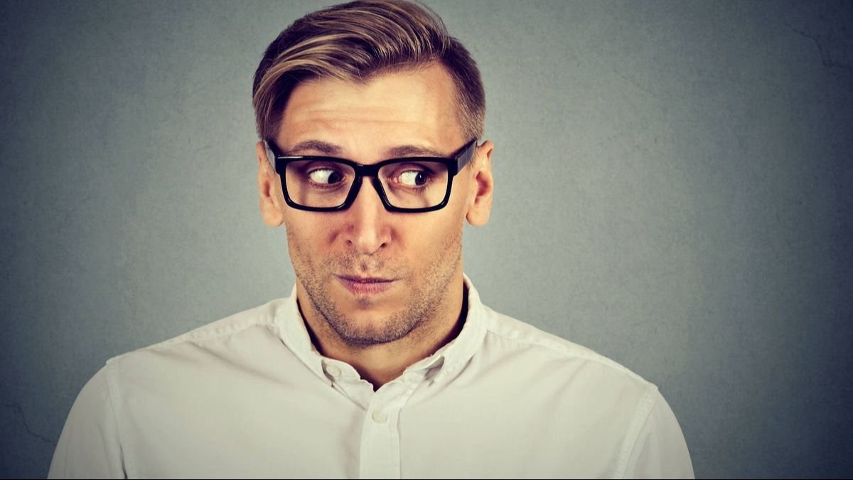 La raison pour laquelle un homme évite le contact visuel avec une femme
