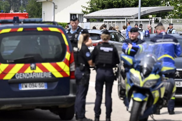 "Elle voulait juste aider" : la tristesse suite au décès tragique de Mélanie, la surveillante poignardée à Nogent