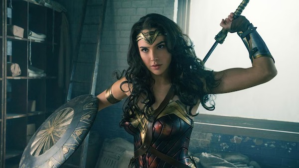 Gal Gadot a dû subir une opération du cerveau pour un caillot sanguin lors de sa quatrième grossesse