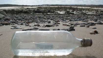 "Je n'y croyais pas !" : 31 ans après avoir lancé une bouteille à la mer avec une lettre, une Écossaise reçoit enfin une réponse