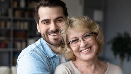 La raison pour laquelle les hommes plus jeunes préfèrent les femmes plus âgées