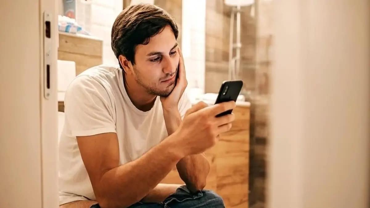 La raison pour laquelle vous ne devriez jamais utiliser votre téléphone portable dans la salle de bain