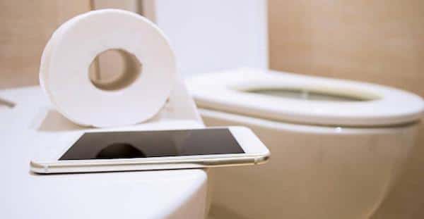 La raison pour laquelle vous ne devriez jamais utiliser votre téléphone portable dans la salle de bain