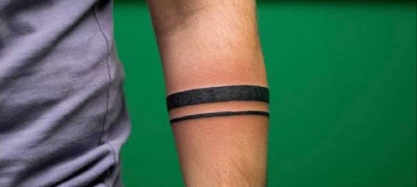 La véritable signification du tatouage de bande sur le bras