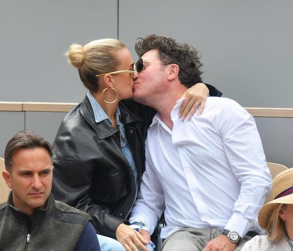 Laeticia Hallyday en couple : la veuve de Johnny rayonne d'amour à Roland-Garros