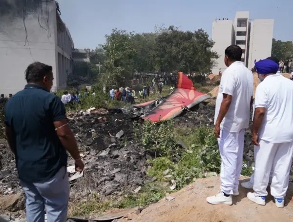 Le crash d'un avion d'Air India avec 242 personnes à bord fait plusieurs morts et blessés