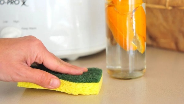 Le dégraissant naturel infaillible pour votre cuisine aux écorces d'orange et au vinaigre