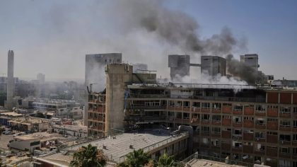 Le ministre israélien de la Défense menace le guide suprême de l'Iran après l'attaque d'un hôpital en Israël