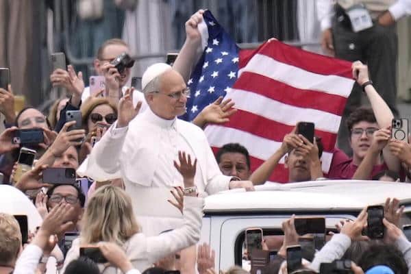 Le pape Léon XIV peut-il rester américain maintenant qu’il est à la tête d’un État étranger ?