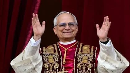 Le pape Léon XIV surprend en recevant une poupée à son effigie de la papamobile
