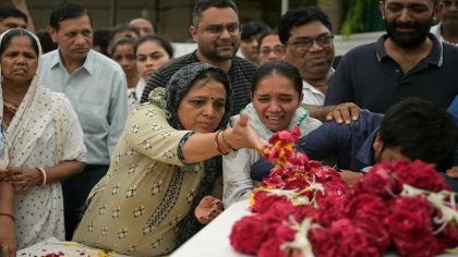 Les proches des victimes du crash d'Air India assistent aux funérailles