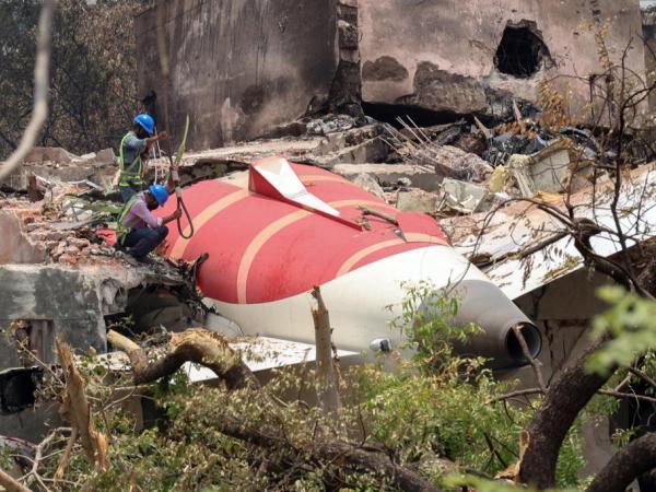 Les proches des victimes du crash d'Air India assistent aux funérailles