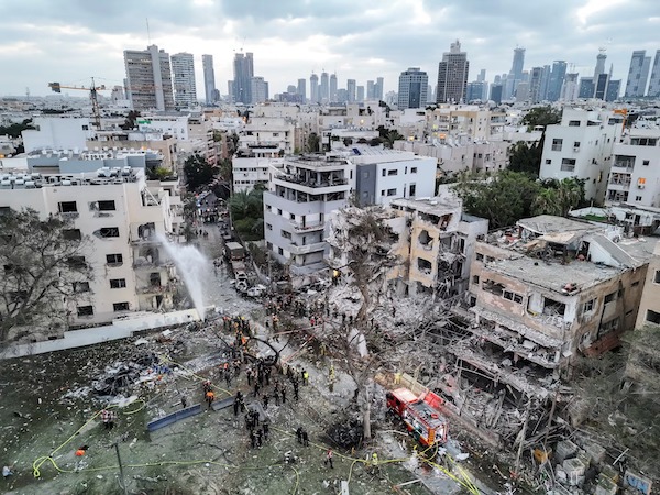 Nouvelle vague d'attaques iraniennes contre Israël, en images