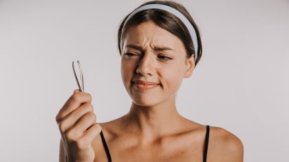 Pourquoi certaines femmes ont-elles des poils au menton et quel est le moyen le plus efficace de les éliminer ?