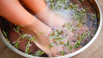Pourquoi mettre du romarin sur vos pieds et à quoi il sert