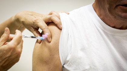 Que se cache-t-il derrière les rares effets indésirables que peut provoquer la vaccination contre la COVID-19 ?
