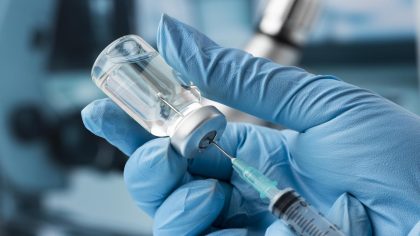 Que se cache-t-il derrière les rares effets indésirables que peut provoquer la vaccination contre la COVID-19 ?