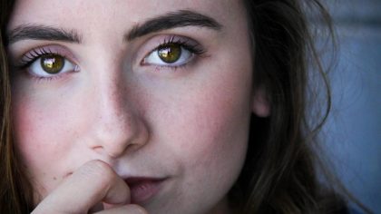 Que signifie le regard fixe d'une femme ? 11 raisons et comment réagir