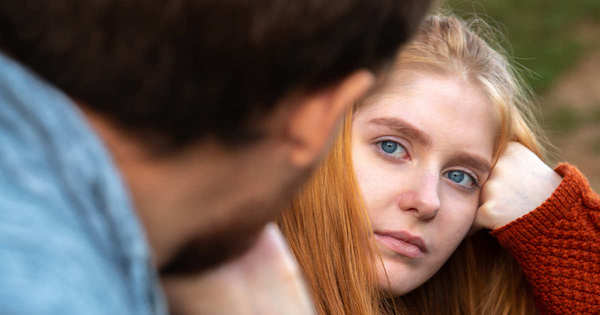 Que signifie le regard fixe d'une femme ? 11 raisons et comment réagir