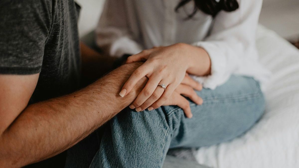 Que signifie lorsqu'un homme pose sa main sur votre jambe ?
