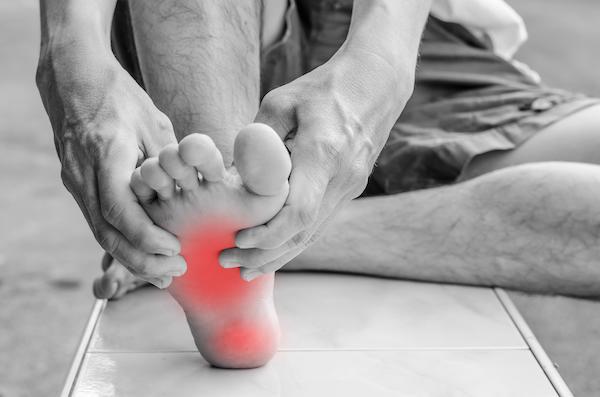 Quelle maladie provoque un gonflement, des démangeaisons et des brûlures des pieds ?
