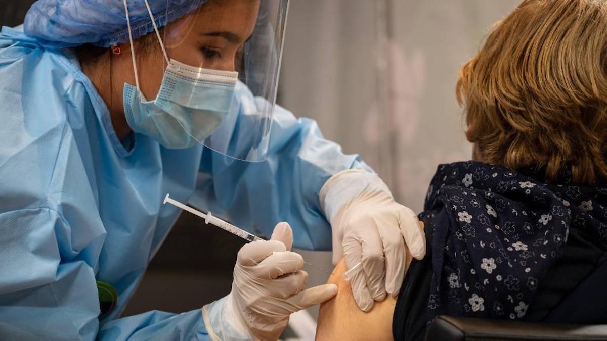 Symptômes persistants après le vaccin COVID-19 : une étude révèle des effets immunologiques inattendus