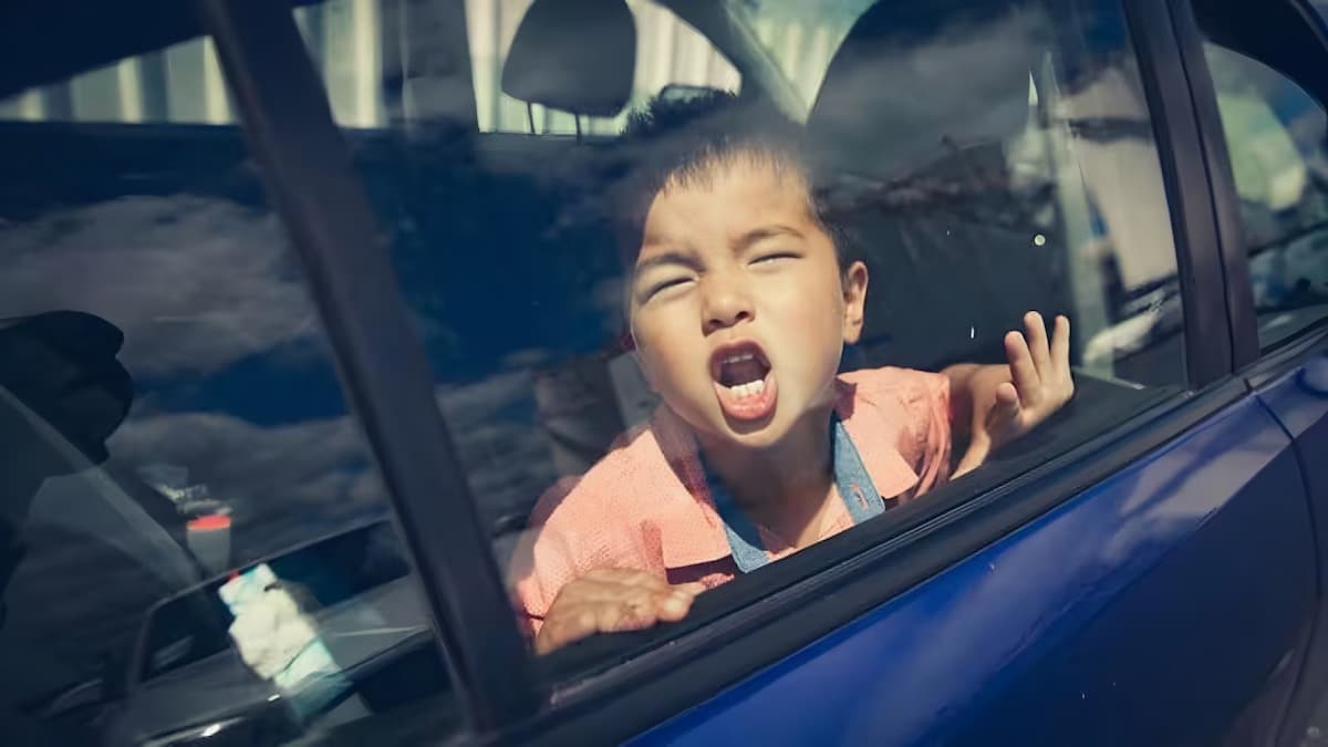 Un enfant de 2 ans meurt oublié dans une voiture par son père, une enquête pour homicide involontaire a été ouverte