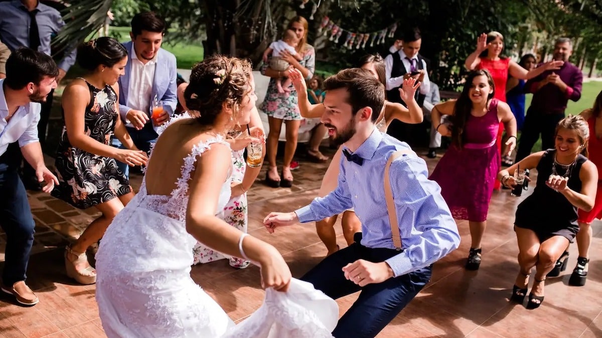 Un homme subit une crise cardiaque alors qu'il danse à un mariage