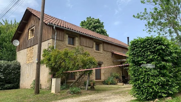 Une femme a été poignardée devant son domicile en France: un ami a été arrêté