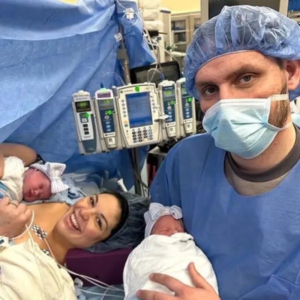 Une femme avec un double utérus donne naissance à deux bébés en deux jours consécutifs