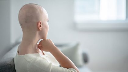 Une femme de 21 ans, diagnostiquée d'un cancer, révèle le symptôme inconnu qu'elle a ignoré