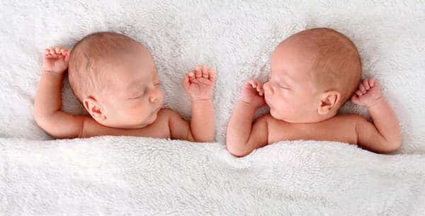 Une femme de 53 ans donne naissance à des jumeaux, et il s'avère qu'ils ont eu le même enfant