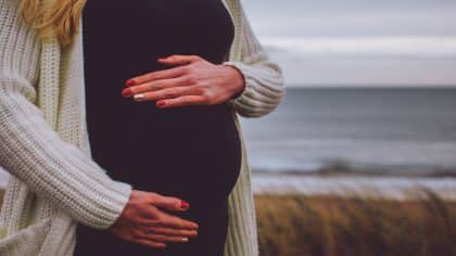 Une femme de 53 ans donne naissance à des jumeaux, et il s'avère qu'ils ont eu le même enfant