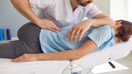 Une mère échappe à un AVC après une séance de chiropraxie : les éléments essentiels à connaître avant de consulter