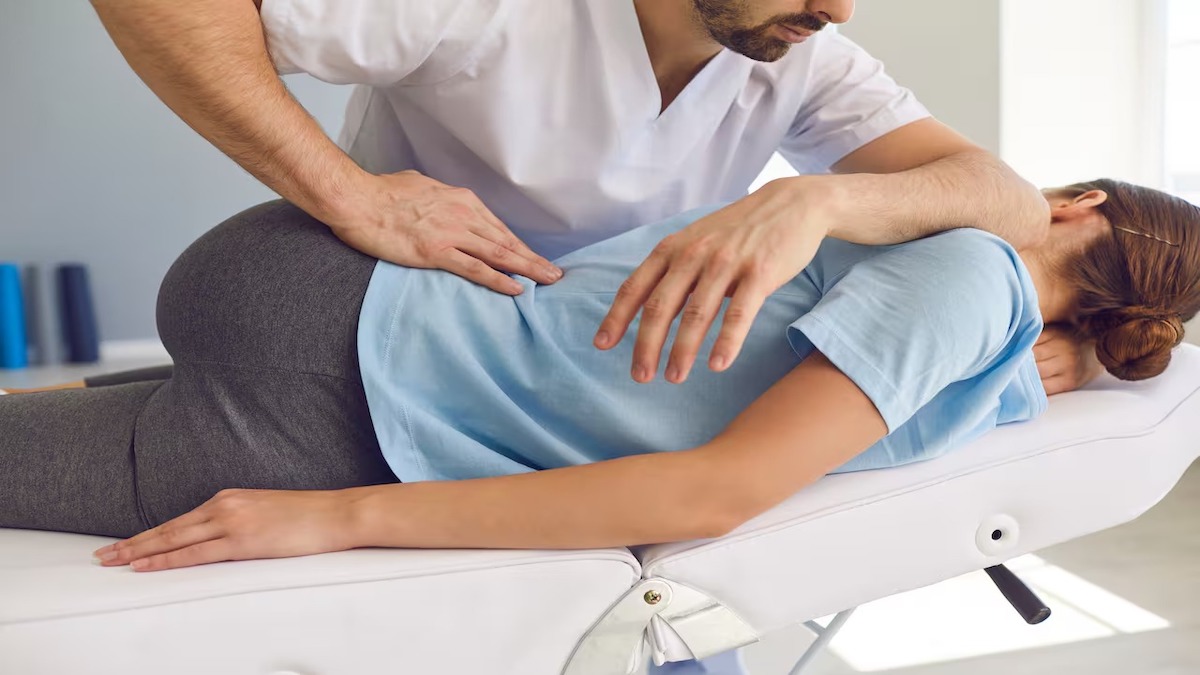 Une mère échappe à un AVC après une séance de chiropraxie : les éléments essentiels à connaître avant de consulter