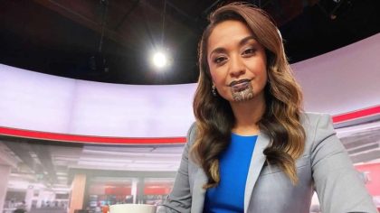 Avec ce symbole marquant, cette journaliste néo-zélandaise fait sensation en présentant le journal télévisé