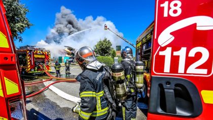 À Caen, un bus glisse sous la pluie, entraînant une terrasse et des voitures, sans faire de blessés