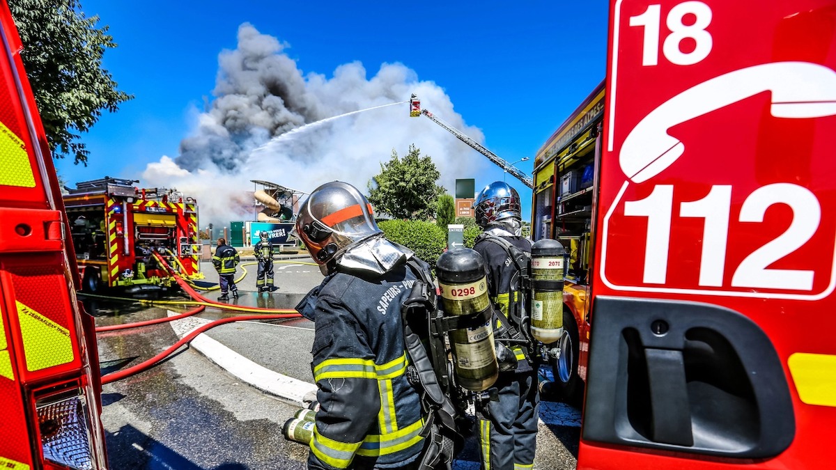 À Caen, un bus glisse sous la pluie, entraînant une terrasse et des voitures, sans faire de blessés