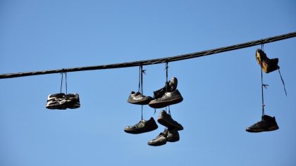 C'est la véritable signification des baskets accrochées sur les câbles lumineux