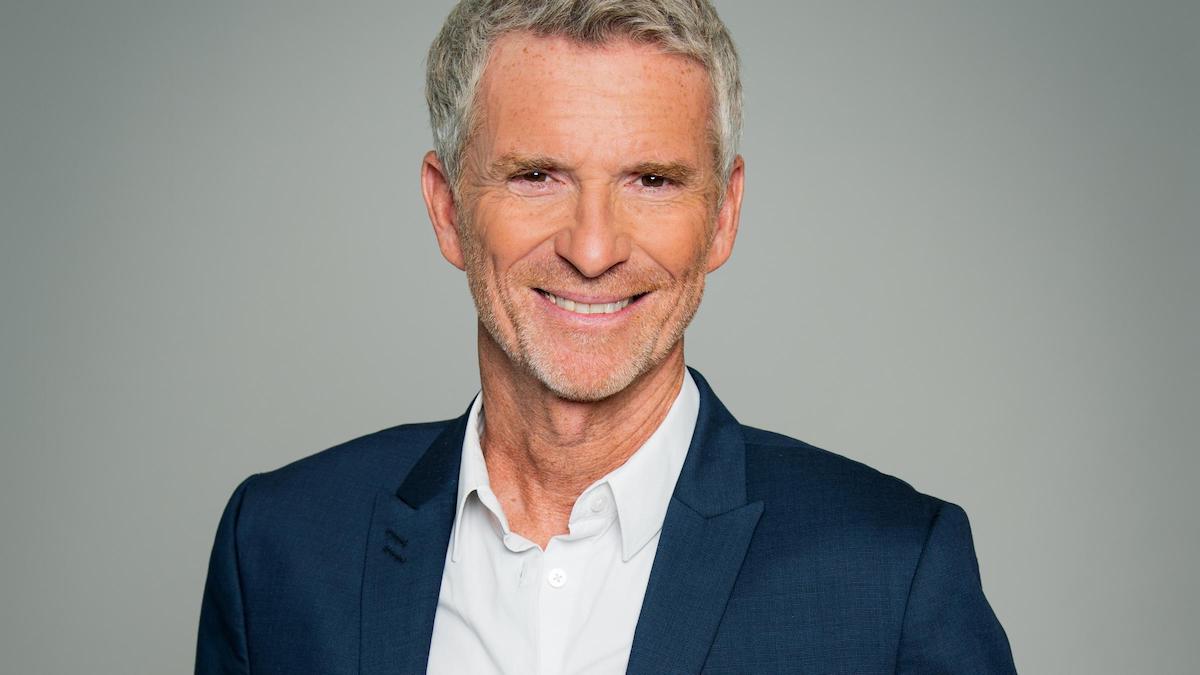 Denis Brogniart en compagnie d'une ancienne internationale française
