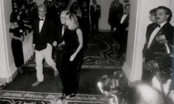 Des images inédites révèlent des liens anciens entre Donald Trump et Jeffrey Epstein