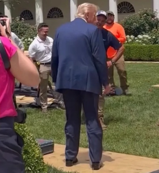 Des photos de Donald Trump relancent les spéculations sur sa santé