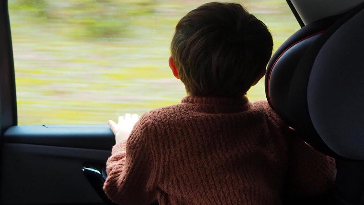 Elle abandonne son bébé dans la voiture pour se faire des injections aux lèvres, et l'enfant meurt de la chaleur