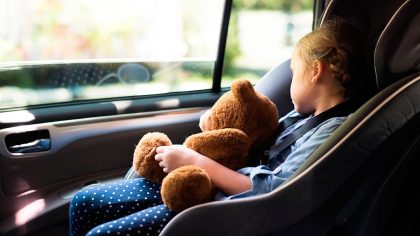 Elle abandonne son bébé dans la voiture pour se faire des injections aux lèvres, et l'enfant meurt de la chaleur