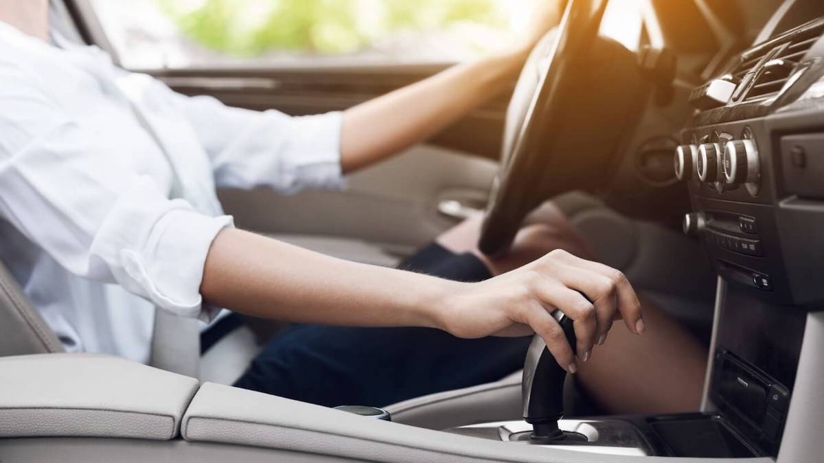 Elle conduit tranquillement lorsqu’elle voit un sac poubelle bouger sur le bord de la route